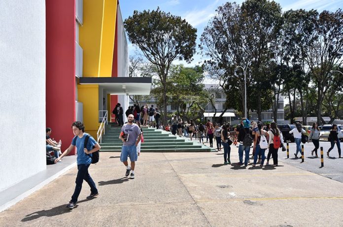 Alunos carentes poderão receber bolsas no ensino superior