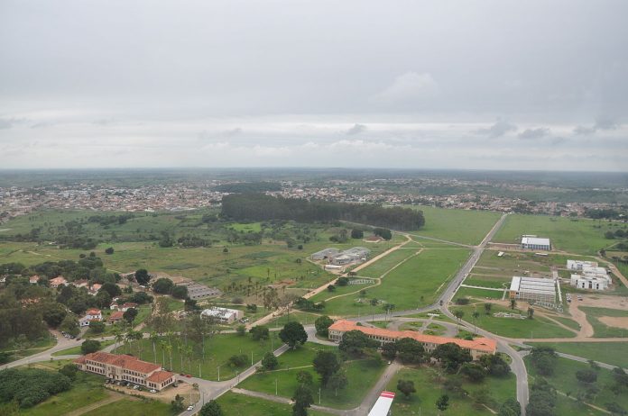 1200px-Vista_aérea_do_Campus_da_UFRB_e_ao_fundo_a_cidade_de_Cruz_das_Almas